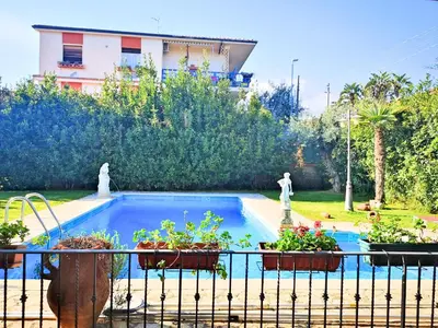 Piscina di Villa Rosyiano o nelle vicinanze