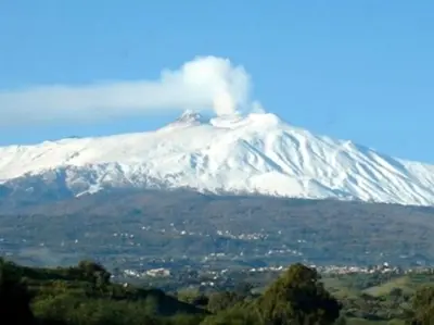 Vista generica sulle montagne o vista sulle montagne dall'interno dell'appartamento