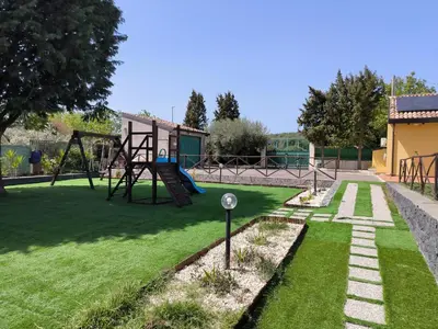 Area giochi per bambini di Villa Egle Belpasso, villa vacanza con piscina