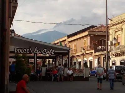 Vista generica sulle montagne o vista sulle montagne dall'interno della casa vacanze