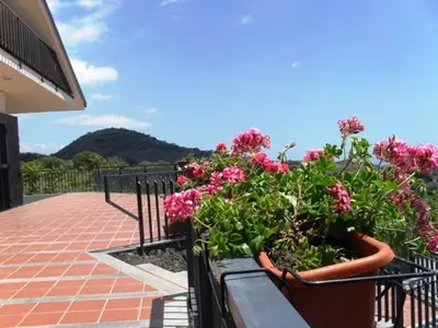 Vista generica sulle montagne o vista sulle montagne dall'interno del bed & breakfast