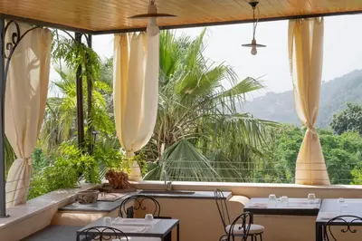 Vista generica sulle montagne o vista sulle montagne dall'interno of country house