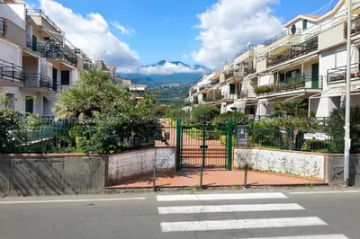 Vista generica sulle montagne o vista sulle montagne dall'interno dell'appartamento