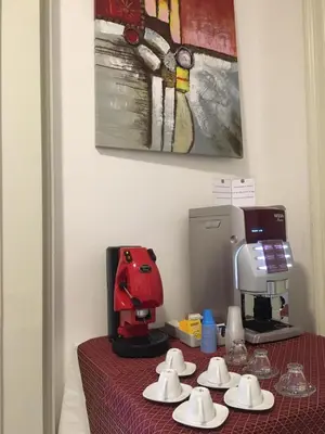 Set per la preparazione di tè e caffè presso Hotel Etnea Royal Suites