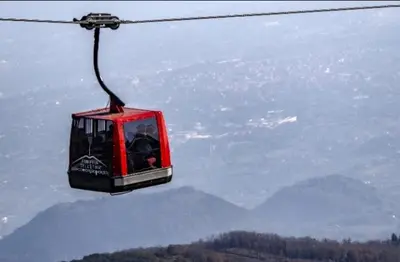 Vista generica sulle montagne o vista sulle montagne dall'interno della casa vacanze