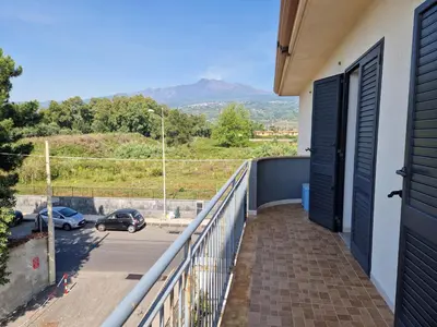 Vista generica sulle montagne o vista sulle montagne dall'interno dell'appartamento