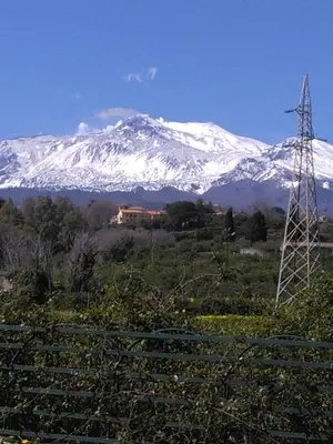 Vista generica sulle montagne o vista sulle montagne dall'interno della casa vacanze