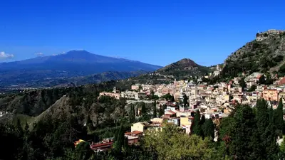 Vista generica sulle montagne o vista sulle montagne dall'interno della casa vacanze