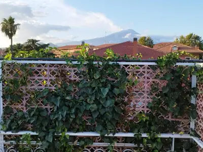 Vista generica sulle montagne o vista sulle montagne dall'interno dell'appartamento