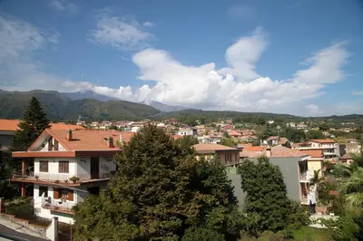 Vista generica sulle montagne o vista sulle montagne dall'interno del bed & breakfast