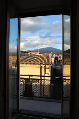 Vista generica sulle montagne o vista sulle montagne dall'interno dell'appartamento