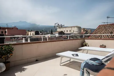 Vista generica sulle montagne o vista sulle montagne dall'interno dell'appartamento