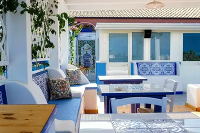 Area soggiorno di Mediterranean Charm villa con piscina al mare