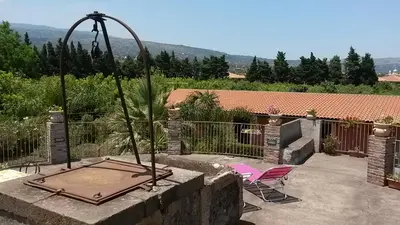 Vista generica sulle montagne o vista sulle montagne dall'interno dell'agriturismo