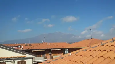 Vista generica sulle montagne o vista sulle montagne dall'interno dell'appartamento