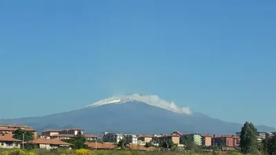 Vista generica sulle montagne o vista sulle montagne dall'interno della casa vacanze