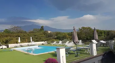Vista generica sulle montagne o vista sulle montagne dall'interno della casa vacanze