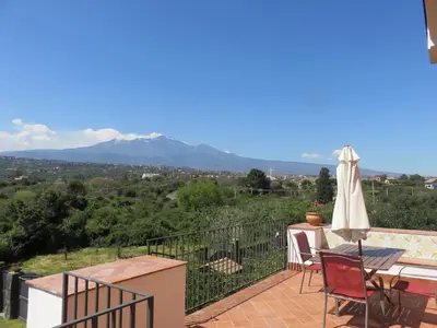 Vista generica sulle montagne o vista sulle montagne dall'interno della casa vacanze