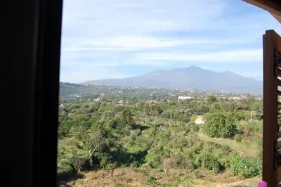 Vista generica sulle montagne o vista sulle montagne dall'interno della casa vacanze