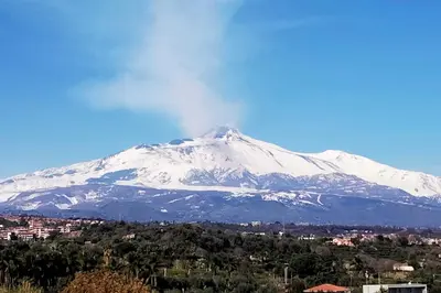 Vista generica sulle montagne o vista sulle montagne dall'interno dell'appartamento