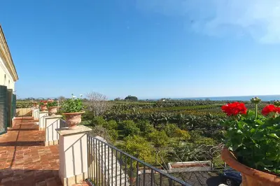 Paesaggio naturale nelle vicinanze della villa