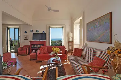 Area soggiorno di Villa Praiola - Exclusive seafacing mansion with pool and Jacuzzi