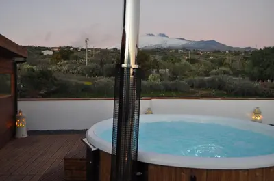 Vista generica sulle montagne o vista sulle montagne dall'interno dell'hotel