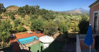 Vista generica sulle montagne o vista sulle montagne dall'interno dell'appartamento