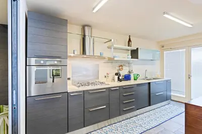 Cucina o angolo cottura di GuestHost - Penelope Seaview Apartment