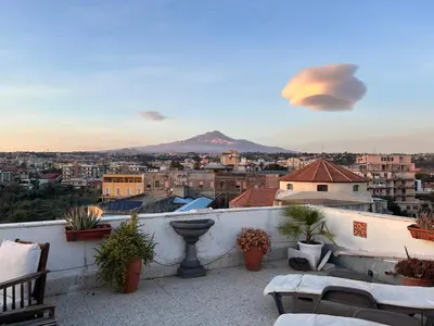 Vista generica sulle montagne o vista sulle montagne dall'interno dell'appartamento