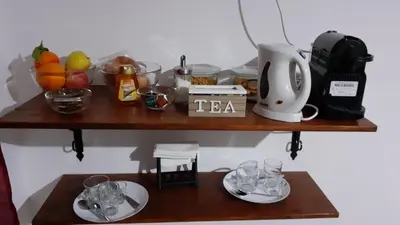 Set per la preparazione di tè e caffè presso Le tre meraviglie a 200 m dal mare