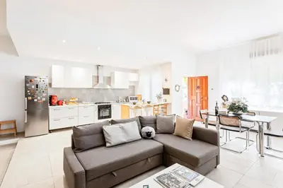 Cucina o angolo cottura di GuestHost - Luminoso Nuovalucello Apart- Giardino e Parcheggio privato