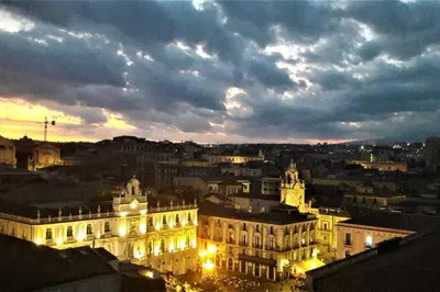 Vista generica su Catania o vista sulla città dall'interno dell'appartamento
