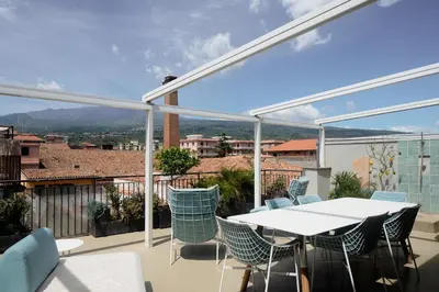 Vista generica sulle montagne o vista sulle montagne dall'interno della casa vacanze