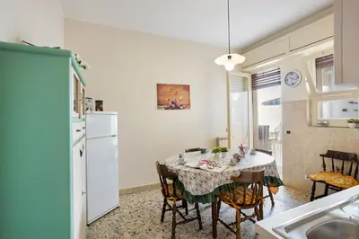 Cucina o angolo cottura di GuestHost - Tra il Centro e il Mare Apartment con terrazzo