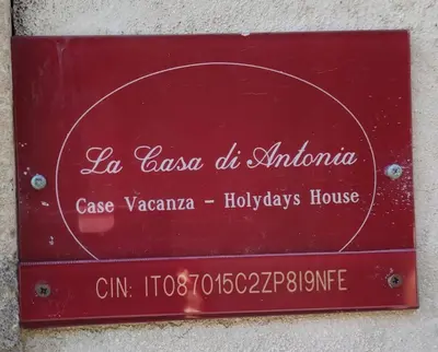 Certificato, attestato, insegna o altro documento esposto da La casa di Antonia