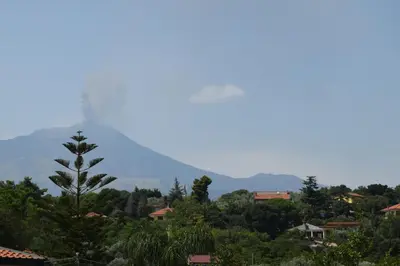 Vista generica sulle montagne o vista sulle montagne dall'interno dell'appartamento