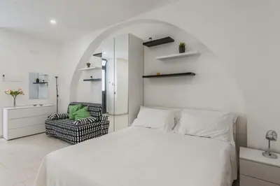 Letto o letti in una camera di Black and White home