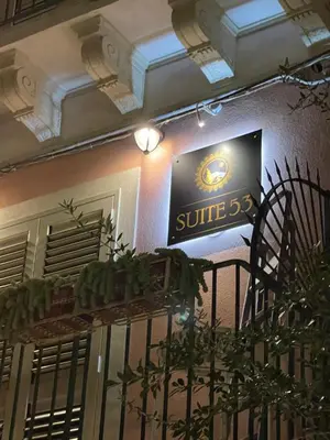 Certificato, attestato, insegna o altro documento esposto da Suite 53