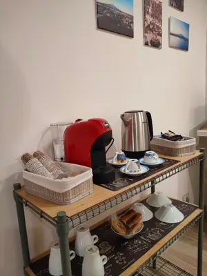 Set per la preparazione di tè e caffè presso EtnaCiTy Guest House Apartment