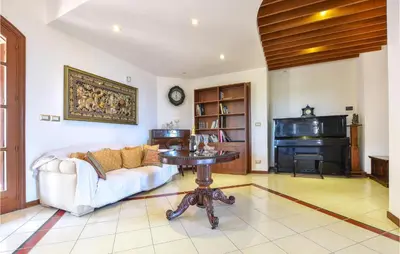 Area soggiorno di Lovely Home In Acicatena With Wifi