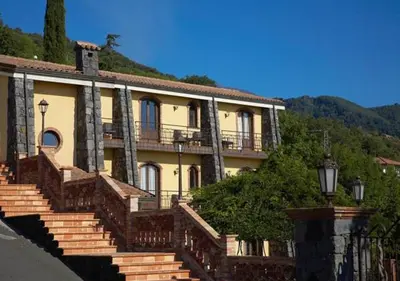 Vista generica sulle montagne o vista sulle montagne dall'interno dell'hotel