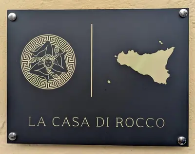 Certificato, attestato, insegna o altro documento esposto da La Casa di Rocco - Holiday Home Catania