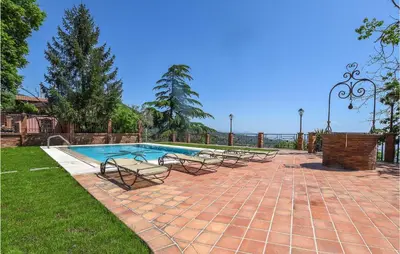 Piscina di Cozy Home In Zafferana Etnea With Wifi o nelle vicinanze