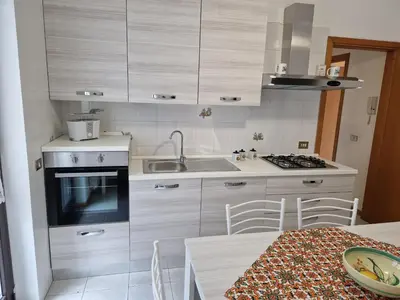 Cucina o angolo cottura di L'Isola e i Faraglioni house
