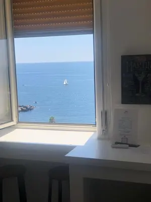 Vista generica sul mare o vista sul mare dall'interno dell'affittacamere
