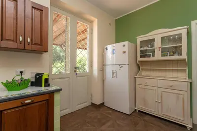 Cucina o angolo cottura di La dimora del verde con piscina