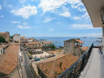 Vista generica sul mare o vista sul mare dall'interno dell'appartamento