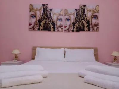 Letto o letti in una camera di La valigia sul letto