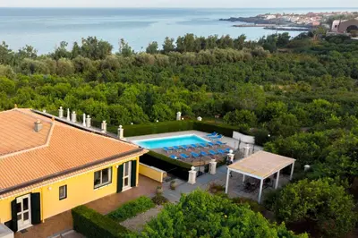 Piscina di ZAHRA AGRITURISMO o nelle vicinanze
